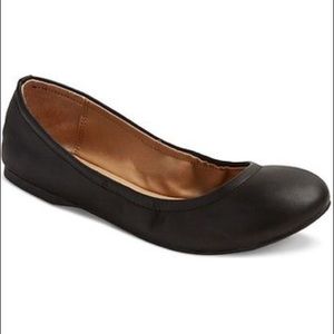 Round toe black leather flats